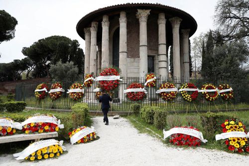 Hàng nghìn quan tài chất đống ở Rome, nhân viên nhà tang lễ biểu tình