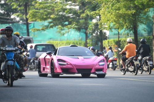 Nhiều siêu xe tụ họp gây chú ý ở TP.HCM