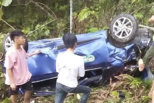 Ôtô vỡ nát dưới vực sâu gần 100 m