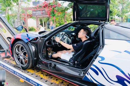 Siêu xe giá 80 tỷ đồng của Minh Nhựa gặp khó khi lên xe chuyên dụng