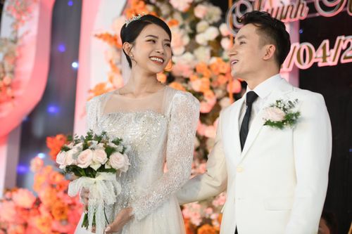 Lễ cưới của Phan Mạnh Quỳnh: Khánh Vy mặc váy gợi cảm
