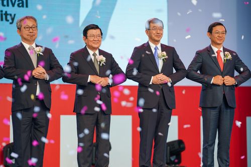 Màn 'nắm tay nhưng không chạm tay' trong Lễ hội Việt - Nhật lần 7