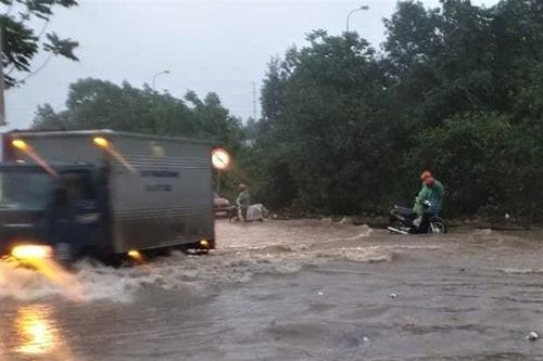 Đường gom đại lộ Thăng Long chìm trong biển nước