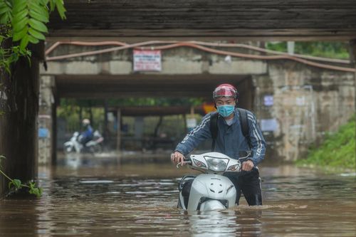 Đại lộ Thăng Long ngập sâu, nhiều phương tiện chết máy