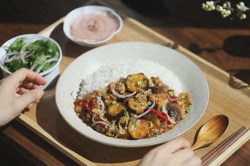 Cơm bí ngòi xào thịt băm dễ làm cho bữa tối