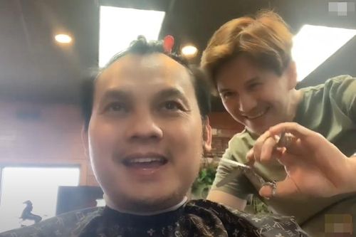 Ca sĩ Vân Trường làm thợ cắt tóc ở Mỹ