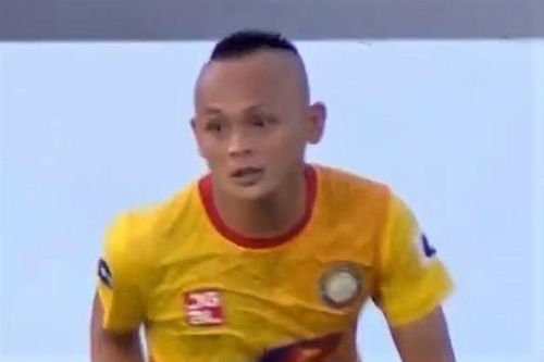 Quốc Phương sút phạt mở tỷ số cho CLB Thanh Hóa