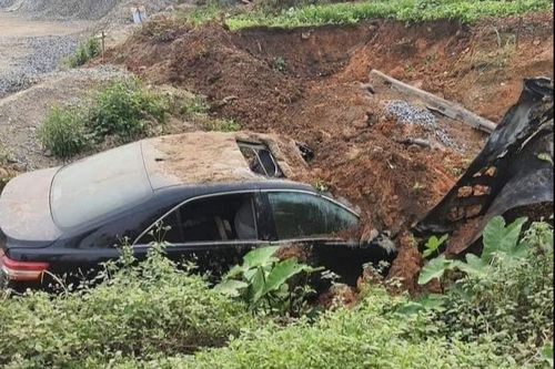 Nam công nhân lái máy xúc đổ cát dập lửa, cứu 3 người