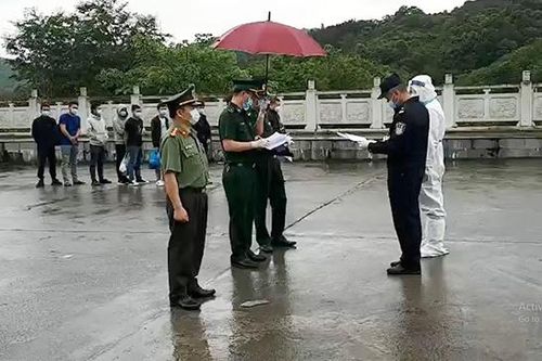 Trao trả 10 công dân Trung Quốc nhập cảnh trái phép vào Việt Nam