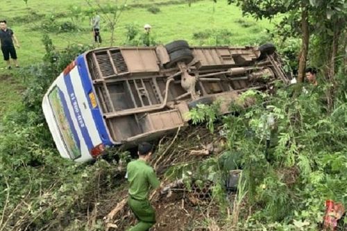 Tai nạn giao thông mới nhất hôm nay 17/4: Xe máy đối đầu xe khách, một người tử vong
