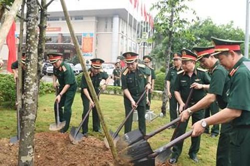 Bộ trưởng Phan Văn Giang dự lễ phát động và tham gia trồng cây tại Quân khu 2