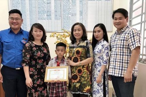Biểu dương học sinh cảm ơn tài xế nhường đường