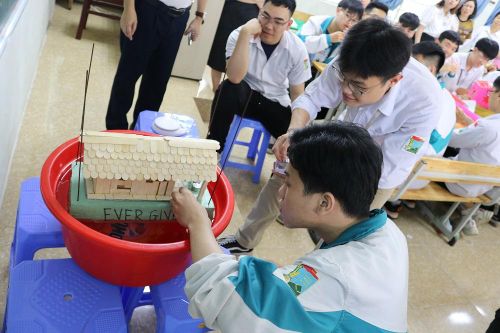 Dạy học STEM, thầy trò thiết kế mô hình nhà nổi