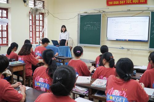 Ôn thi tốt nghiệp THPT cho HS dân tộc thiểu số: Giáo viên dày công 'hổng' đâu lấp đó