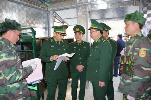 Người thầy trong giảng đường, vị tướng ngoài biên cương