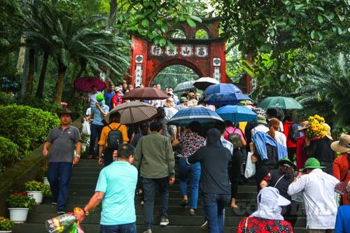 Hàng nghìn người dân 'đội mưa' đi lễ giỗ tổ Hùng Vương