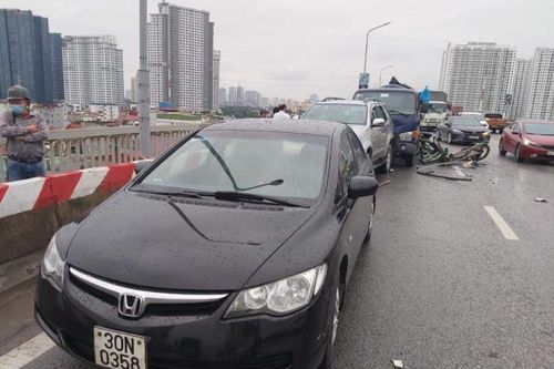 Hà Nội: Va chạm liên hoàn trên cầu Thăng Long, giao thông ùn tắc cả 2 chiều
