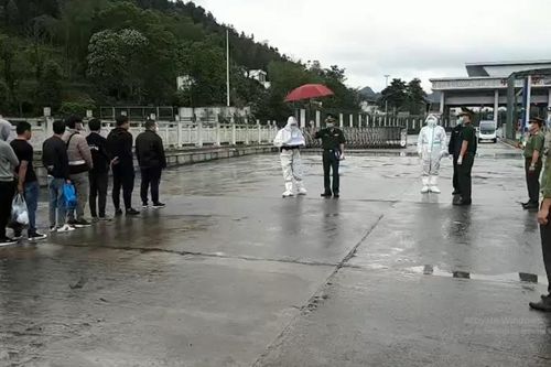 Bàn giao 10 người Trung Quốc nhập cảnh trái phép vào Việt Nam