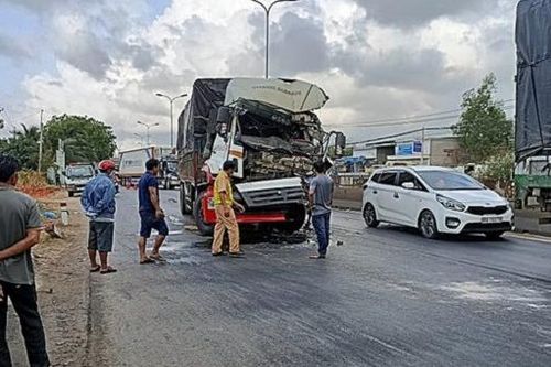 Tin giao thông đến sáng 17/4: Thùng container bay lên vỉa hè, nhiều người suýt chết; tông đuôi container dừng đèn đỏ, tài xế xe tải tử vong
