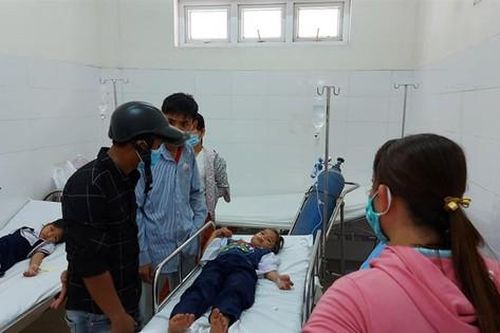 Mua đồ chơi trước cổng trường, 34 học sinh ngộ độc