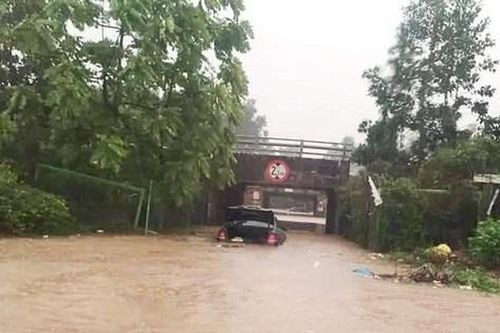 Mưa lớn gây ngập nhiều tuyến đường Hà Nội