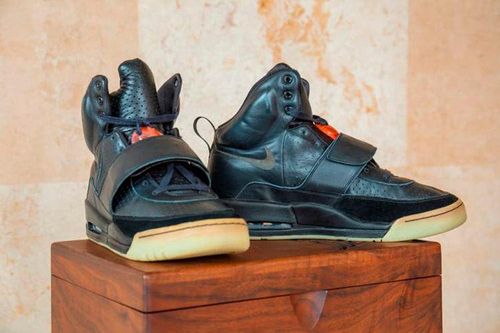 Giày sneaker của rapper Kanye West sẽ có giá kỷ lục trên 1 triệu USD