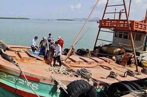 Bắt giữ 2 tàu chở 60.000 lít dầu lậu, núp bóng tàu đánh bắt cá