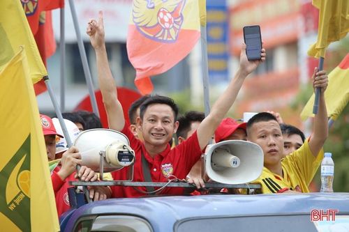 Đông đảo CĐV Hà Tĩnh tới sân Vinh cổ vũ trận 'Derby xứ Nghệ'