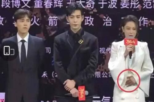 'Lý Mạc Sầu' Trương Hinh Dư bị nghi bầu bí lần hai khi liên tục sờ tay lên bụng