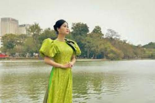 Khác với hình ảnh hài hước trên sân khấu, Lâm Vỹ Dạ lại dịu dàng bất ngờ khi diện áo dài