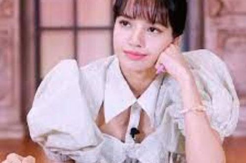 Thanh xuân có bạn 3: Loạt khoảnh khắc xinh ngất ngây của Lisa (BLACKPINK) khi mặc áo cắt xẻ cực hiểm