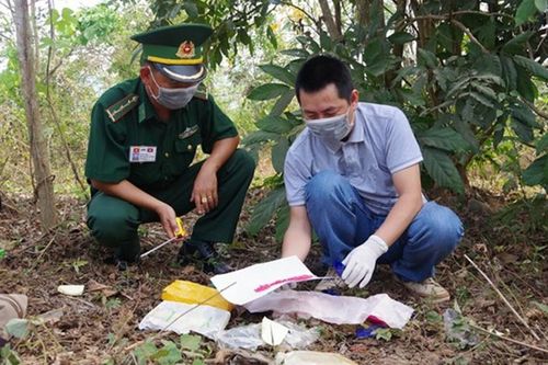 Hai người đàn ông vứt lại túi xách chứa 12.000 viên ma túy rồi bỏ chạy qua biên giới Lào