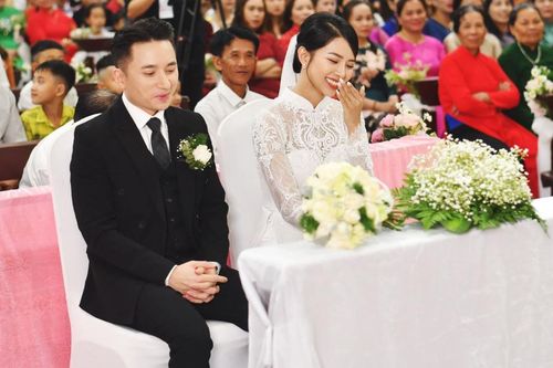 'Soi' áo cưới vợ Phan Mạnh Quỳnh mặc trong lễ hôn phối: Đính 8.000 viên đá swarovski theo cách thủ công
