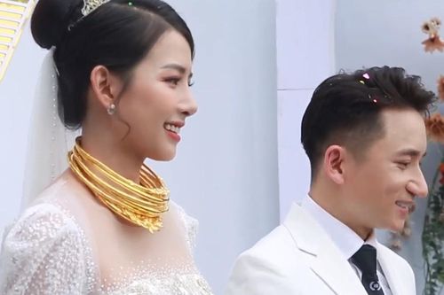 Vợ Phan Mạnh Quỳnh đeo vàng 'trĩu cổ', cười tít mắt trong ngày trọng đại