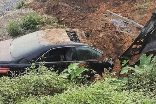 Phát hiện xe Camry mất lái rồi bốc cháy, tài xế lái máy xúc nhanh trí dập lửa cứu sống 3 mạng người