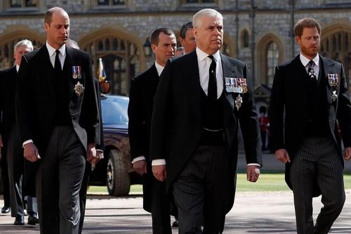 Hoàng tử William và Harry lần đầu hội ngộ trong lễ tang ông nội sau hơn một năm không gặp