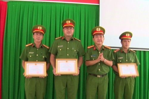 Công an huyện Phú Tân nhận khen thưởng trong thực hiện dự án sản xuất, quản lý và cấp căn cước công dân
