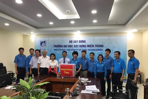 Thăm và tặng quà người lao động các đơn vị trong ngành Xây dựng nhân dịp Tháng Công nhân 2021