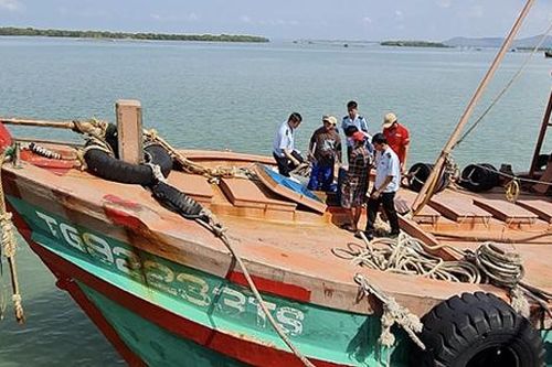 Hải đội 3 bắt giữ xử lý 2 tàu chở dầu có dấu hiệu buôn lậu