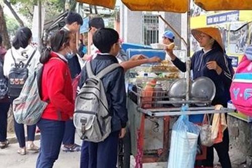 Siết chặt an toàn trước cổng trường học sau các vụ học sinh nhập viện