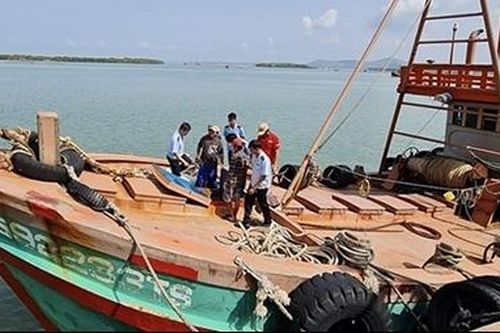 Phát hiện 2 tàu đánh cá chở đầy dầu DO nghi nhập lậu