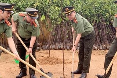Cục Công nghiệp An ninh phối hợp Công an tỉnh Phú Thọ trồng mới 1.000 cây xanh