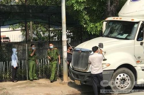 Xe container nổ máy nhưng không chạy, kiểm tra thấy tài xế chết trong cabin