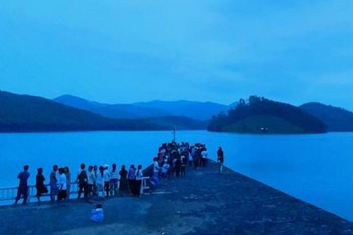 2 cô gái trượt chân ngã xuống hồ chết đuối thương tâm
