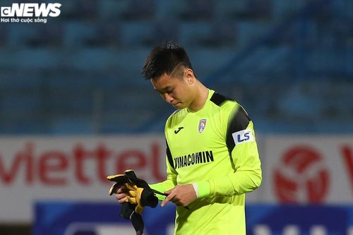 Cựu thủ môn U23 Việt Nam mắc sai lầm, HLV Quảng Ninh ôm đầu bất lực