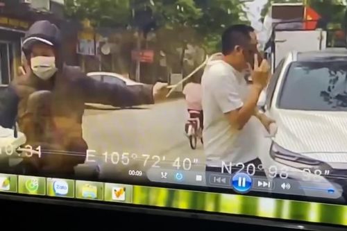 Đang đi bộ, người đàn ông bị tên cướp giật phăng chiếc dây chuyền