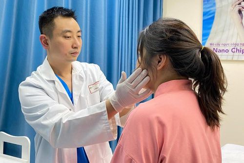 Đến bệnh viện khám, 'cô gái' sửng sốt khi biết mình là nam giới