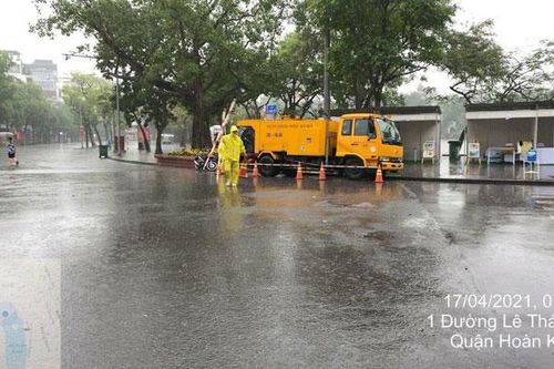 Mưa lớn gây úng ngập cục bộ tại một số tuyến phố Hà Nội