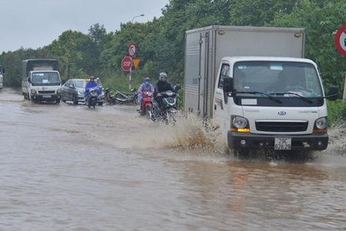 Hà Nội mưa tầm tã, đường gom Đại lộ Thăng Long ngập sâu cả mét