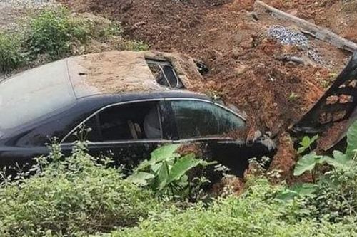 'Xế hộp' Camry mất lái rồi bốc cháy, hành động nhanh trí của anh lái máy xúc đã cứu sống 3 nạn nhân bên trong